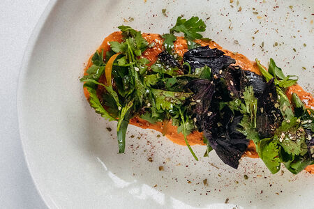 Сибас в свекольном листе с томатным релишем