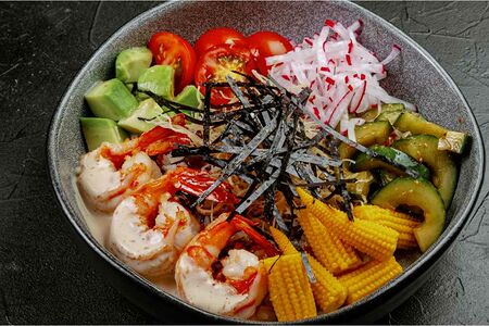 Азиатский боул с креветкой и свежими овощами