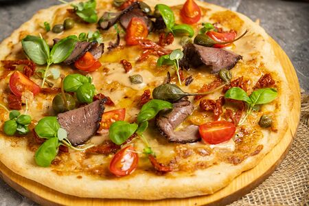 Римская пицца с Телятиной Вителло Тонато