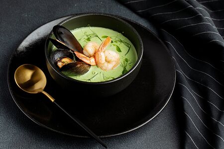 Зеленый суп с морепродуктами
