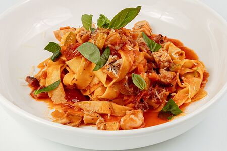 Паппарделле с томлёной уткой и говяжьим беконом