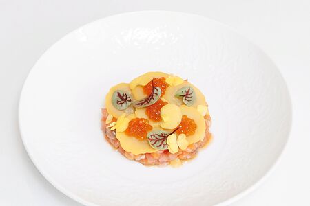 Тартар из лосося с маринованными патиссонами и красной икрой