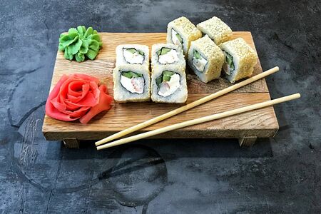 Спайси-ролл в кунжуте угорь