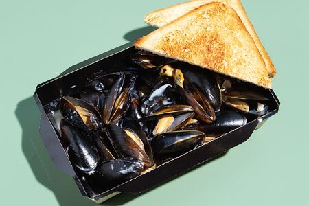 Мидии в блю чиз соусе