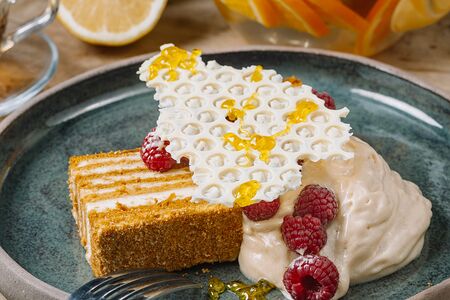 Медовик со сметанным соусом