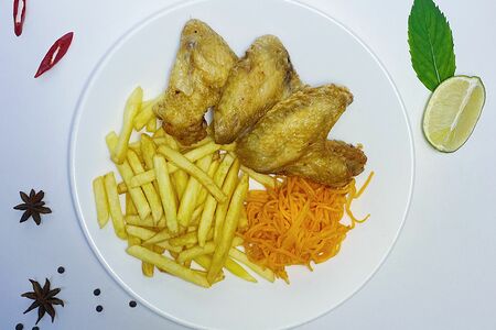 Картошка фри с куриными крылышками