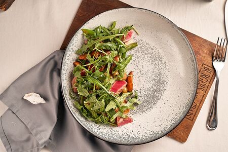 Салат Нисуаз с обжаренным тунцом