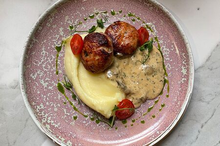 Куриные котлетки с картофельным пюре и сливочно-грибным соусом