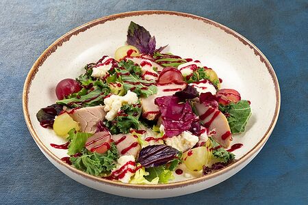 Салат с бужениной, мягким сыром и ягодным соусом