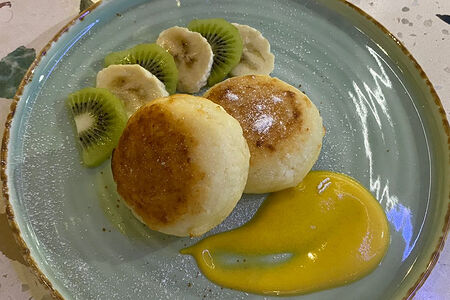 Сырники с сезонными ягодами