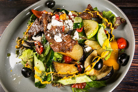 Салат из слайсов конины в воке с вялеными томатами и куртом