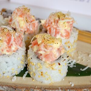 Ролл с опаленным пармезаном и лососем