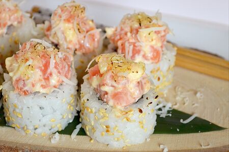 Ролл с опаленным пармезаном и лососем