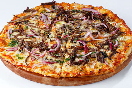 Пицца с рванной говядиной и маринованным луком