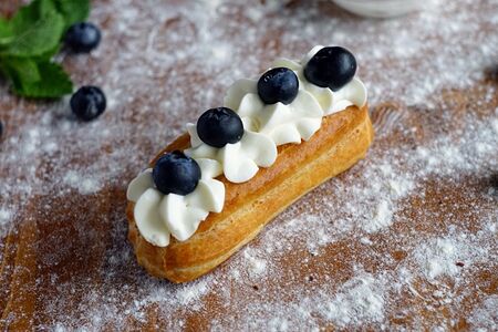 Эклер с голубикой