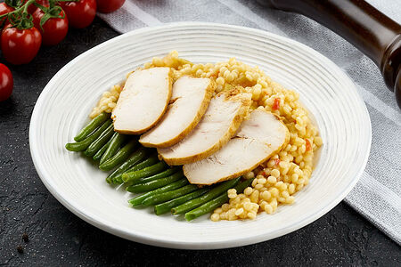 Куриная грудка с птитимом и зеленой фасолью