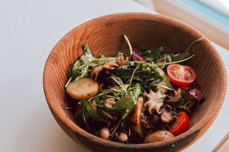 Салат с киноа и осьминогом