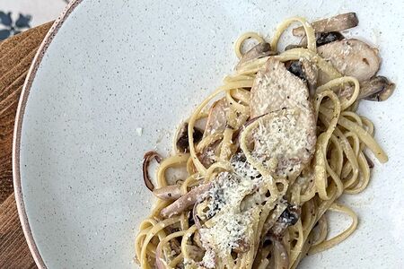 Паста с цыплёнком и шампиньонами в сливочно-перечном соусе
