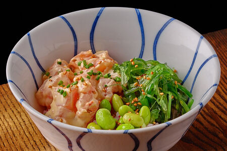 Боул с лососем, чукой и эдамаме