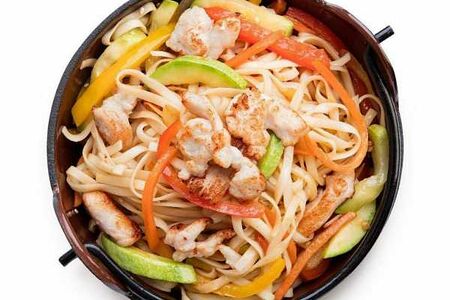 Удон с курицей в остро-сладком соусе