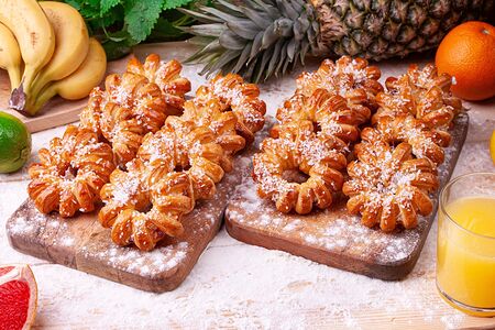 Ананас в слоеном тесте