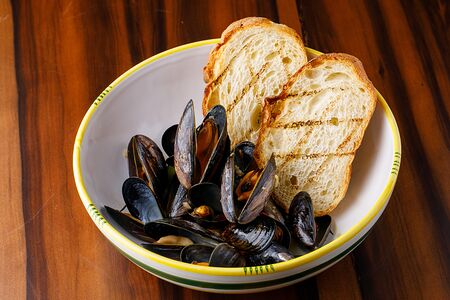 Беломорские мидии в винном соусе с томатами