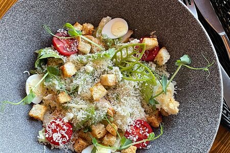 Цезарь с курицей