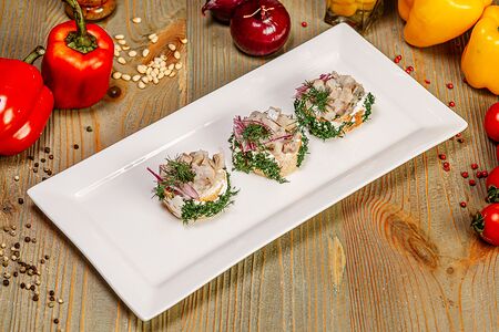 Брускетта с сельдью