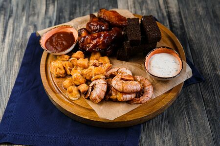 Большая тарелка горячих закусок