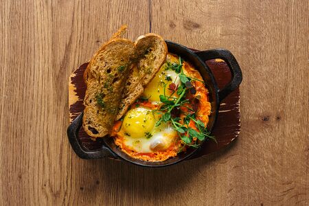 Шакшука с хрустящими тостами