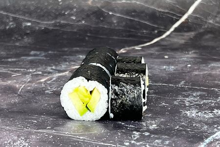 Ролл с авокадо