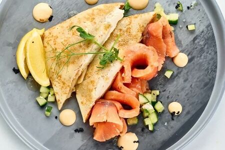 С малосольной семгой и творожным сыром