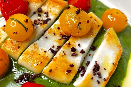 Кальмар на гриле с печеными томатами и соусом из петрушки