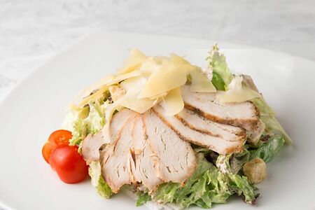 Салат Цезарь с курицей