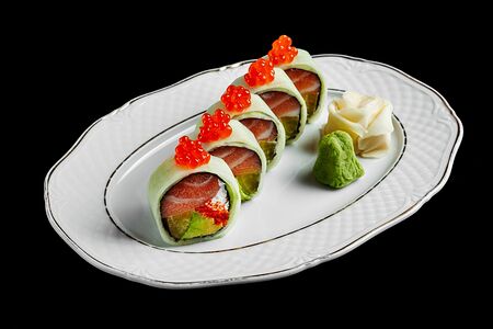 Кето ролл без риса с лососем и красной икрой