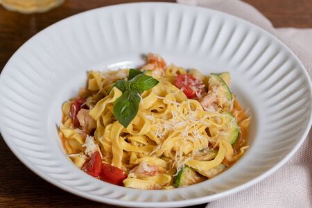 Тальятелле с креветками, цукини и помидорами черри