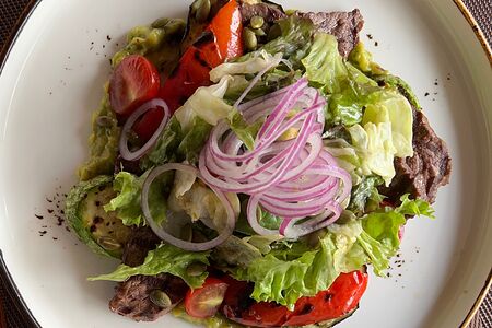 Салат гриль с говядиной, гуакамоле и овощами