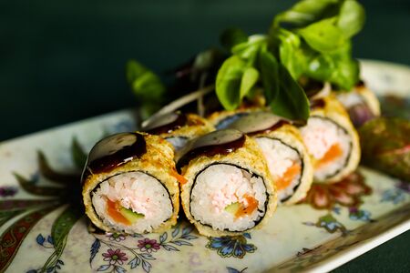 Темпурный ролл с лососем