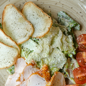 Салат Цезарь с курицей