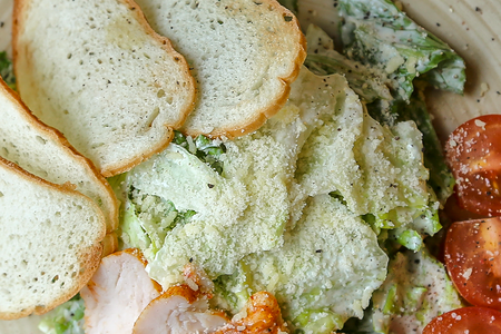 Салат Цезарь с курицей