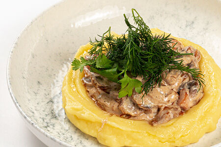 Курица в сметанном соусе с грибами и картофельным пюре