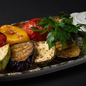 Овощи гриль с соусом дзадзики