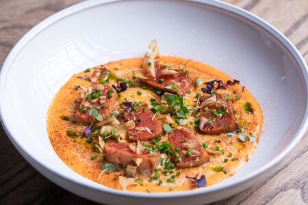 Тунец с картофельным кремом и соусом романеско