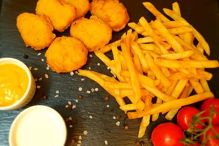 Наггетсы и картофель фри большой