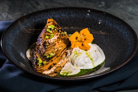 Стейк из капусты, крабовый крем, мусс из пармезана