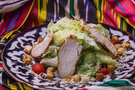 Салат Цезарь с курицей