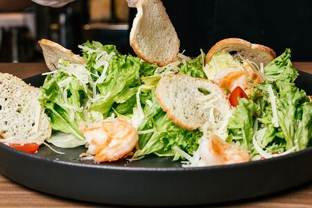 Салат Цезарь с тигровыми креветками
