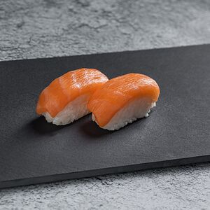 Суши с лососем