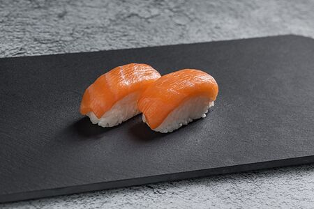 Суши с лососем