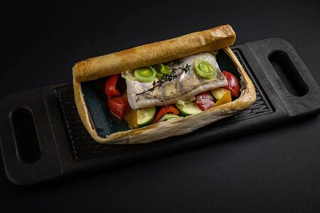 Филе судака, запеченное под тестом с овощами